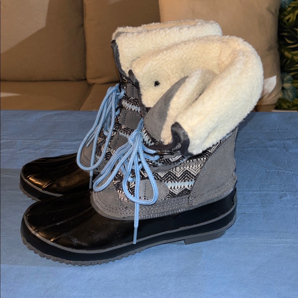 Khombu Stylish Winter/Rain Boots with Blue Laces